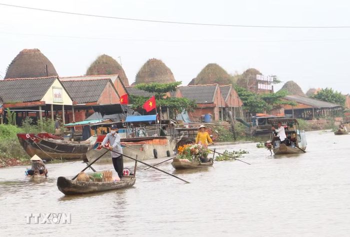 Khung cảnh mua bán được tái hiện trong không gian Trên bến dưới thuyền. (Ảnh: Lê Thúy Hằng/TTXVN)