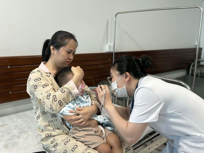 Bệnh nhi mắc tay chân miệng điều trị tại cơ sở y tế.