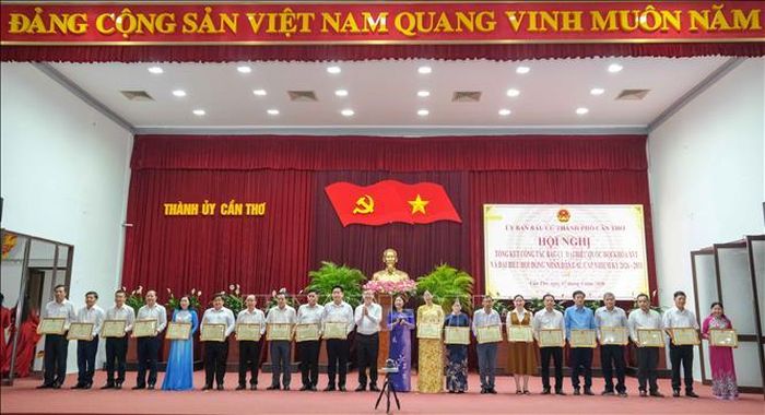 Tặng Bằng khen của Chủ tịch UBND thành phố Cần Thơ cho các tập thể có thành tích xuất sắc trong công tác bầu cử.