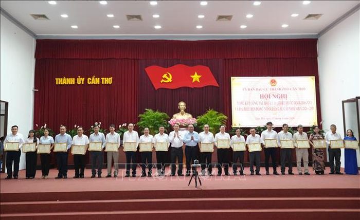 Tặng Bằng khen của Chủ tịch UBND thành phố Cần Thơ cho các cá nhân có thành tích xuất sắc trong công tác bầu cử.