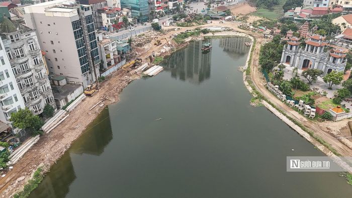 Ghi nhận của Người Đưa Tin sau gần 4 năm thi công, dự án vẫn đang dở dang. Một số đoạn đã hoàn thành việc kè hồ, đường dạo quanh hồ.