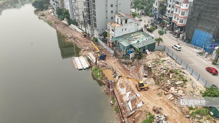 Hiện một phần hồ Tứ Liên vẫn đang trong quá trình ép kè.