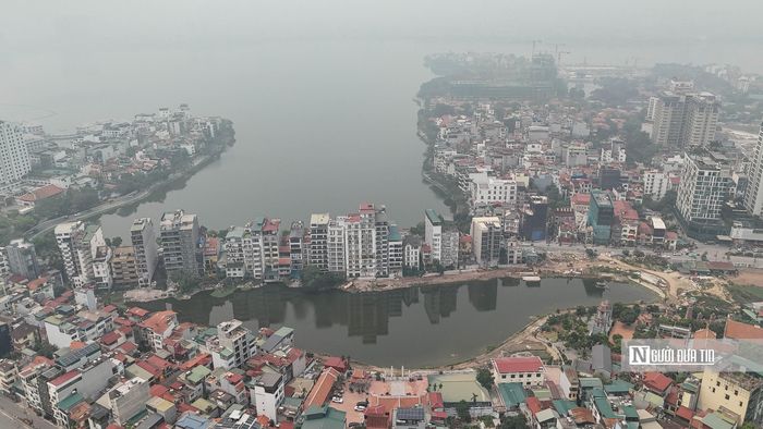 Hồ Tứ Liên có diện tích hơn 27.000 m2 thuộc quận Tây Hồ (cũ) nay là phường Tây Hồ, Thành phố Hà Nội.