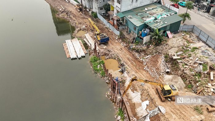 Hình ảnh ngổn ngang bên trong dự án cho thấy việc thi công rất cầm chừng.