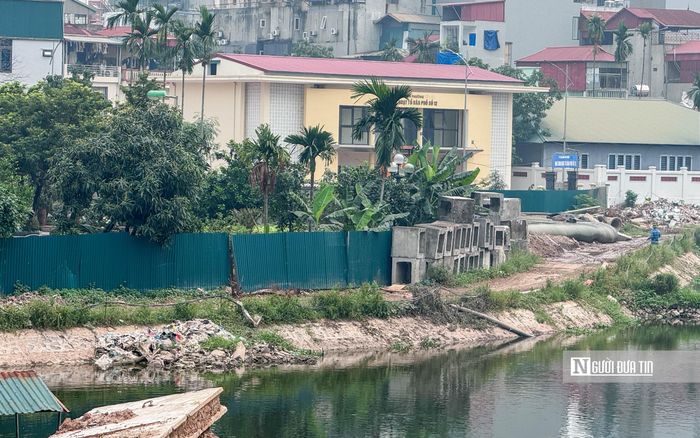Trong bối cảnh dự án thi công ì ạch khiến nhiều người dân xung quanh khu vực ngán ngẩm và dân lo lắng lại phải đối phó với nước cống ngập tràn vào nhà.