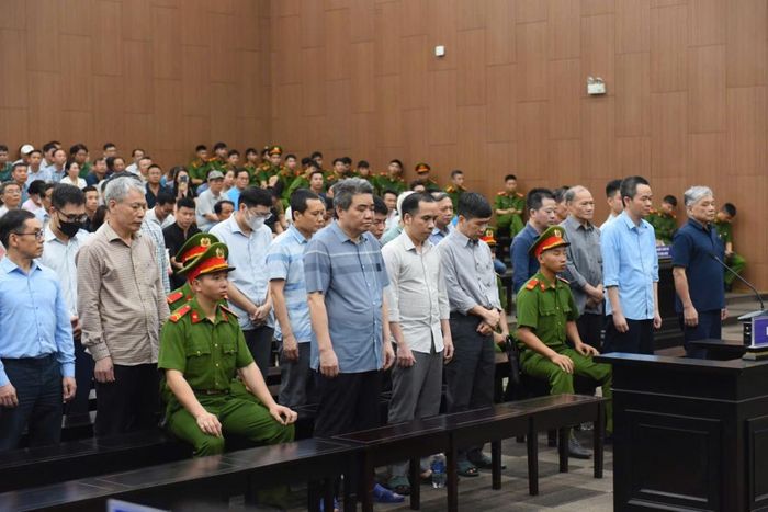 Các bị cáo tại phiên tòa chiều 7/4.