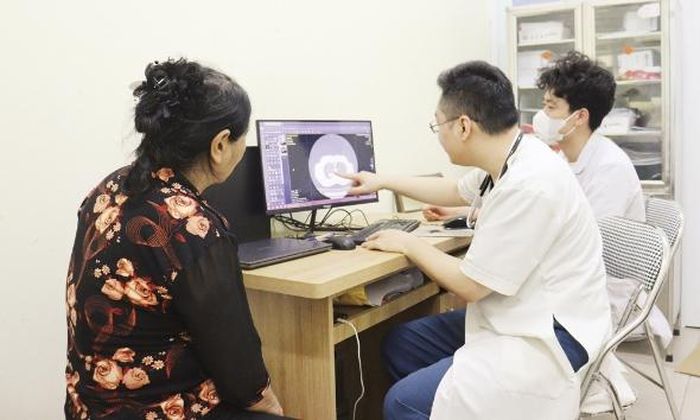 Chuyên gia Đại học Y Dược (Đại học Quốc gia Hà Nội) trao đổi với bệnh nhân khám tim mạch tại Bệnh viện Đa khoa Lương Tài.