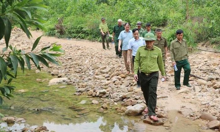 Lực lượng chức năng tuần tra, đôn đốc công tác bảo vệ rừng tại xã Tuấn Đạo.
