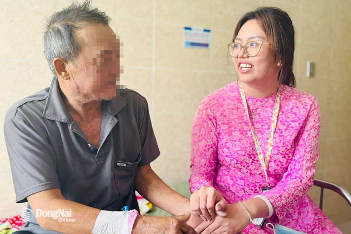 Nhân viên Phòng Công tác xã hội, Bệnh viện Đa khoa Đồng Nai thăm hỏi, động viên bệnh nhân P.P.Q. Ảnh: An Yên