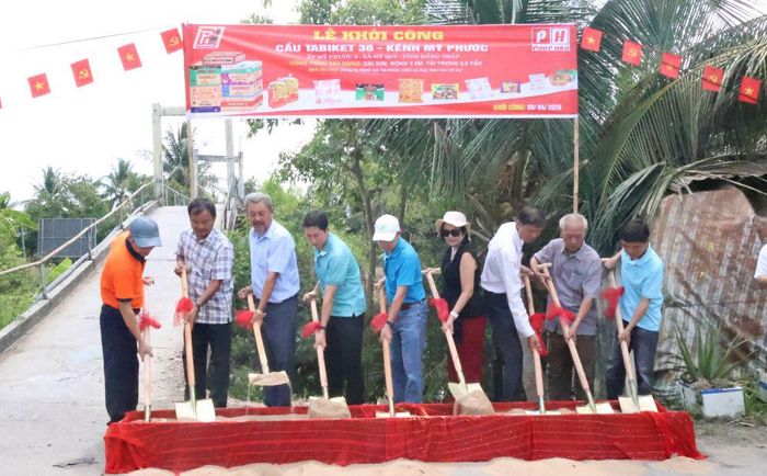 Đại biểu thực hiện nghi thức khởi công cầu Tabiket 36 - kênh Mỹ Phước.