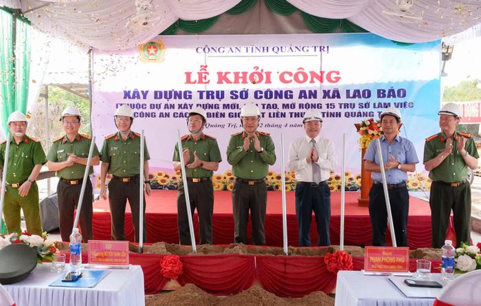 Các đại biểu thực hiện thủ tục khởi công công trình trụ sở Công an xã Lao Bảo - Ảnh: Q.V