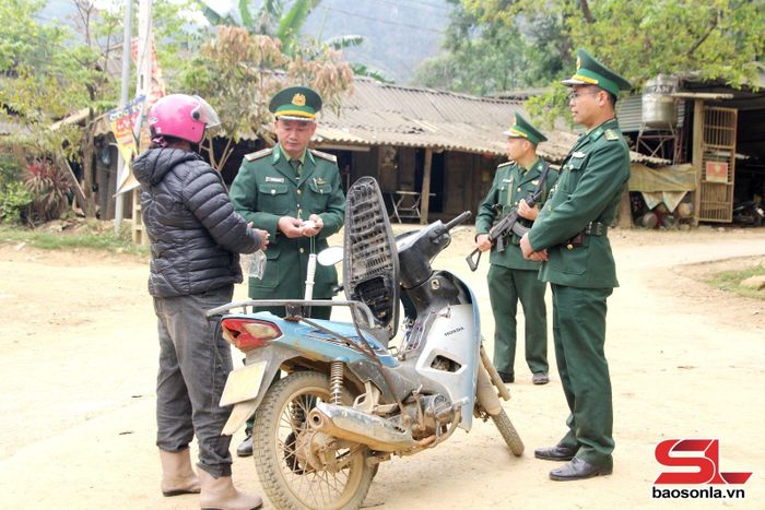 Cán bộ, chiến sĩ Đồn Biên phòng Chiềng Tương tuần soát địa bàn.