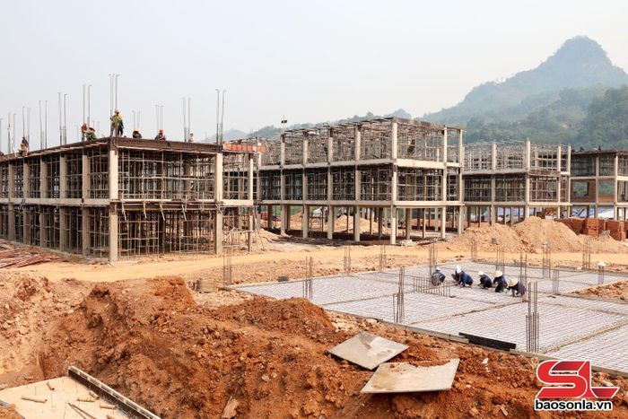 Thi công xây dựng Trường Phổ thông nội trú liên cấp Tiểu học - THCS xã Xuân Nha.