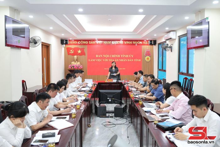 Ban Nội chính Tỉnh ủy làm việc với Đảng ủy Tòa án nhân dân tỉnh.