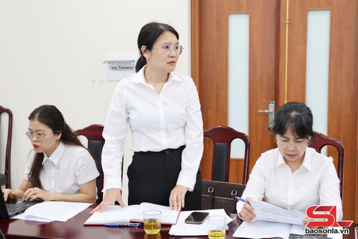 Chánh án TAND khu vực 1 - Sơn La báo cáo tại cuộc làm việc.