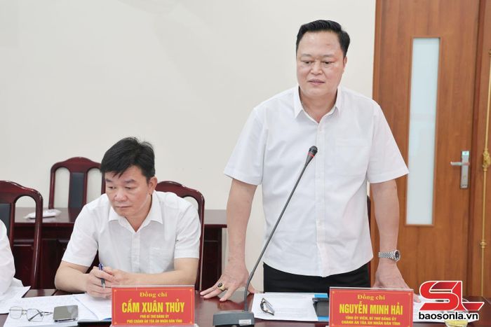 Đồng chí Bí thư Đảng ủy, Chánh án TAND tỉnh báo cáo tại cuộc làm việc.