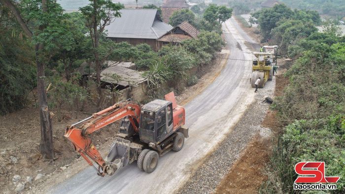 Quốc lộ 6c đang được sửa chữa, nâng cấp.