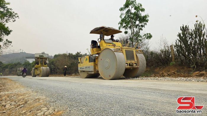 Công ty TNHH MTV Hữu Hảo Tây Bắc huy động phương tiện sửa, chữa nâng cấp quốc lộ 6c (đoạn qua xã Mai Sơn).