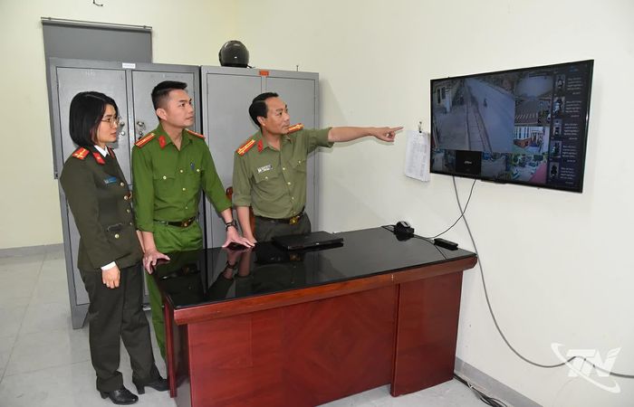 Công an xã Chợ Đồn theo dõi hệ thống camera phục vụ công tác đảm bảo an ninh trật tự.
