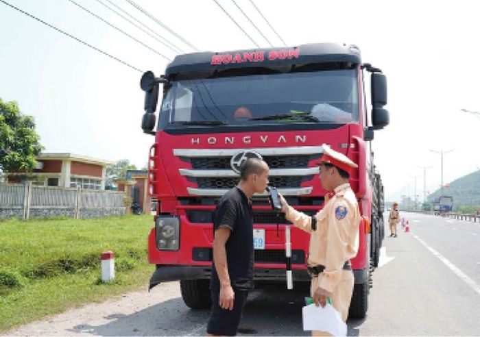  Lực lượng CSGT kiểm tra nồng độ cồn trên tuyến Quốc lộ 1 đoạn qua địa bàn các xã Phú Lộc, Chân Mây - Lăng Cô
