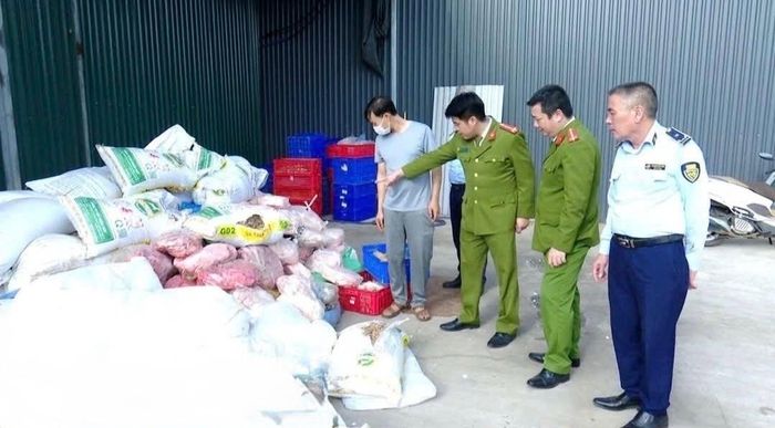 Phòng Cảnh sát kinh tế Công an tỉnh phối hợp kiểm tra, phát hiện vụ vi phạm pháp luật về an toàn thực phẩm trên địa bàn (Ảnh: Công an Ninh Bình).