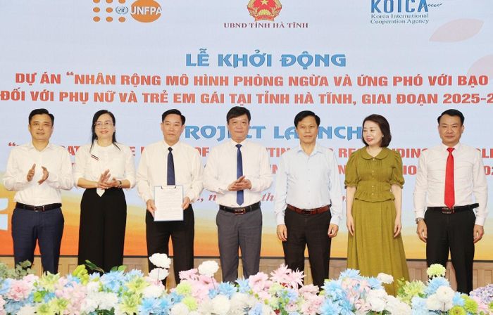 Sở Y tế Hà Tĩnh trao quyết định thành lập Ban Quản lý dự án. Ảnh: Đoàn Loan