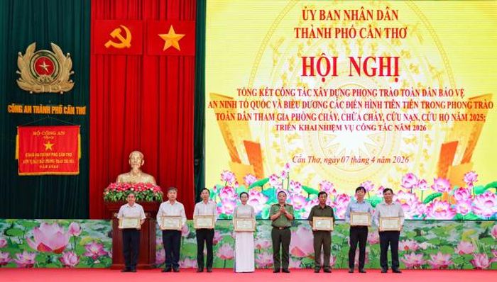 Đại tá Nguyễn Văn Thắng, Phó Giám đốc Công an TP Cần Thơ trao Bằng khen của Bộ Công an tặng các tập thể, cá nhân có thành tích xuất sắc trong phong trào Toàn dân bảo vệ ANTQ.