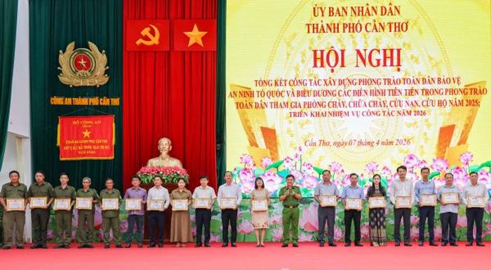 Đại tá Lê Đức Bảy, Phó Giám đốc Công an TP Cần Thơ trao giấy khen tặng các tập thể, cá nhân có thành tích xuất sắc trong phong trào Toàn dân bảo vệ ANTQ.