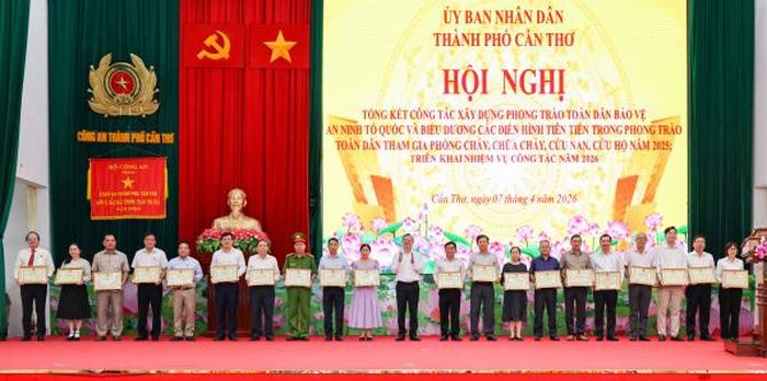 Đồng chí Trương Cảnh Tuyên, Chủ tịch UBND TP Cần Thơ trao Bằng khen tặng các tập thể, cá nhân có thành tích xuất sắc trong phong trào Toàn dân bảo vệ ANTQ.