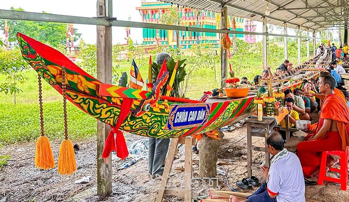 Văn hoá được Cà Mau định hướng trở thành nguồn lực nội sinh, góp phần trực tiếp vào phát triển kinh tế - xã hội. (Trong ảnh: Lễ hạ thuỷ ghe Ngo tại chùa Cao Dân, Ấp 7, xã Tân Lộc, để tham gia lễ hội Ok Om Bok tại TP Cần Thơ năm 2025).