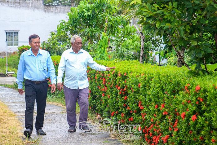 Ông Lâm Thu, người có uy tín trong đồng bào DTTS ở xã Tân Lộc (bên phải) tích cực tham gia và vận động bà con chung tay xây dựng nông thôn mới.