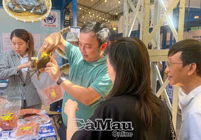 Cua Cà Mau được gắn mã QR truy xuất nguồn gốc, mang lại niềm tin cho người tiêu dùng.