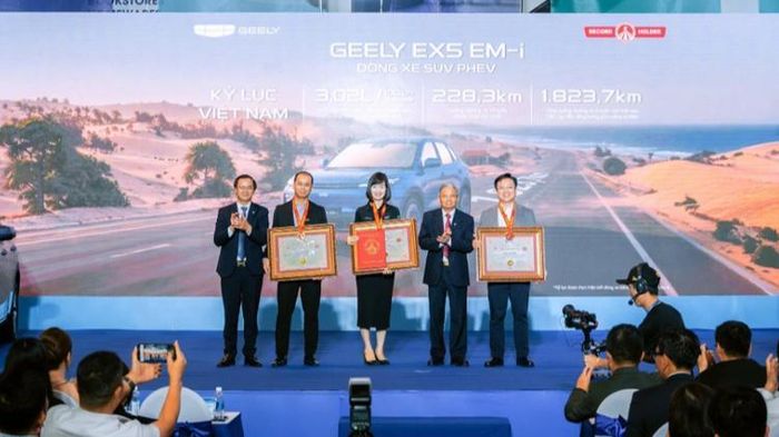 Ông Lê Doãn Hợp, đại diện Tổ chức Kỷ lục Việt Nam trao xác nhận tại buổi lễ ra mắt Geely EX5 EM-I. Ảnh: Geely Việt Nam