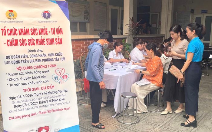 Đoàn viên, người lao động khám sức khỏe tại điểm Trạm y tế Minh Khai. PV