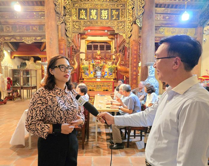 Bà Phùng Phương Thảo, Trưởng Ban Xây dựng Đảng phường Hoàn Kiếm trao đổi với phóng viên Cơ quan Báo và Phát thanh, Truyền hình Hà Nội. Ảnh: Công Thọ