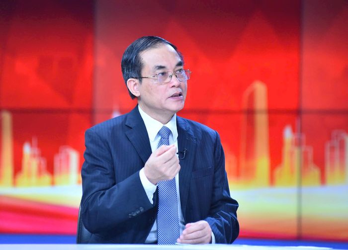 PGS.TS Vũ Văn Phúc chia sẻ tại Chương trình thời sự đặc biệt tối 7-4. Ảnh: Thành Thái