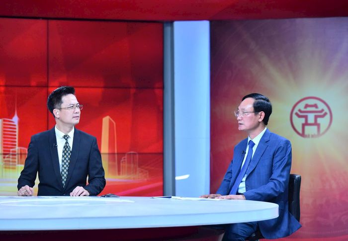 PGS. TS Phạm Minh Anh trao đổi tại Chương trình thời sự của Cơ quan Báo và Phát thanh, Truyền hình Hà Nội. Ảnh: Viết Thành