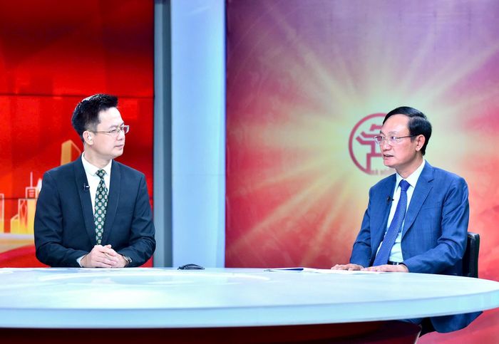 PGS.TS Phạm Minh Anh, Hiệu trưởng Trường Đào tạo cán bộ Lê Hồng trao đổi tại trường quay. Ảnh: Viết Thành.