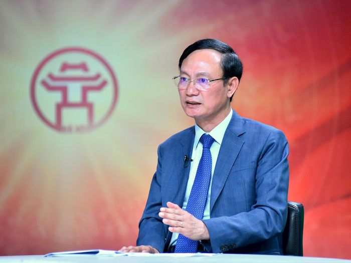 PGS.TS Phạm Minh Anh, Hiệu trưởng Trường Đào tạo cán bộ Lê Hồng Phong trao đổi tại Chương trình thời sự có chủ đề “Đảng bộ số - cấp ủy vững mạnh - đảng viên gương mẫu”. Ảnh: Viết Thành
