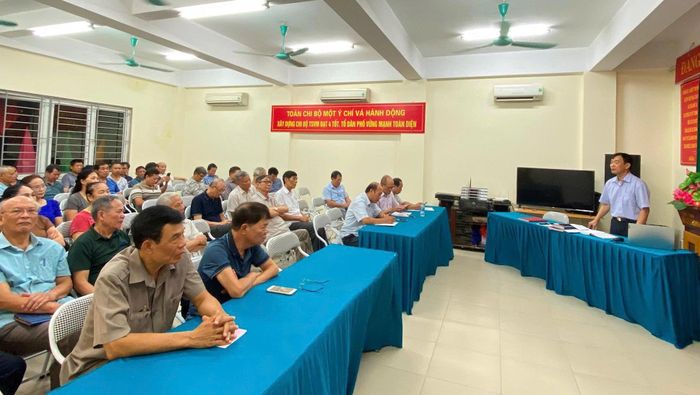 Một buổi sinh hoạt của Chi bộ tổ dân phố 22, Đảng bộ phường Phúc Lợi. Ảnh: PV