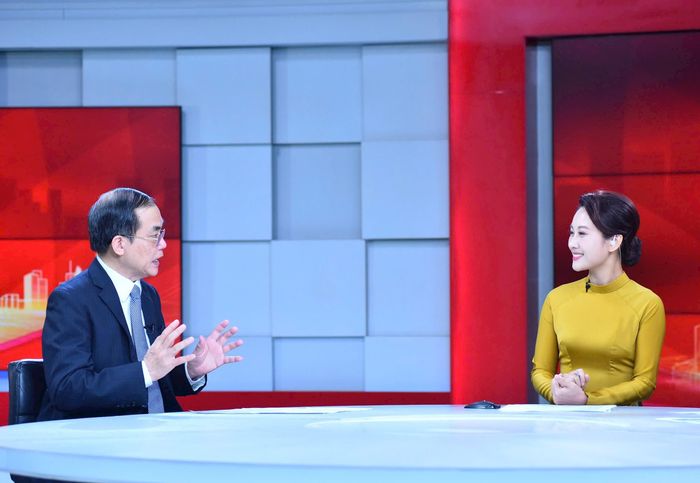 PGS.TS Vũ Văn Phúc, nguyên Tổng Biên tập Tạp chí Cộng sản trao đổi tại Chương trình. Ảnh: Viết Thành
