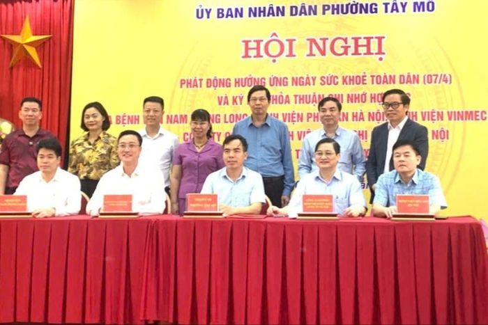 Ký kết hợp tác giữa các bệnh viện với Trạm Y tế phường. Ảnh: PV
