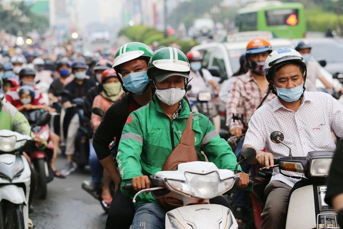  Người dân quan tâm về chi phí cho mỗi lần kiểm định khí thải xe máy. Ảnh minh họa: HOÀNG GIANG 