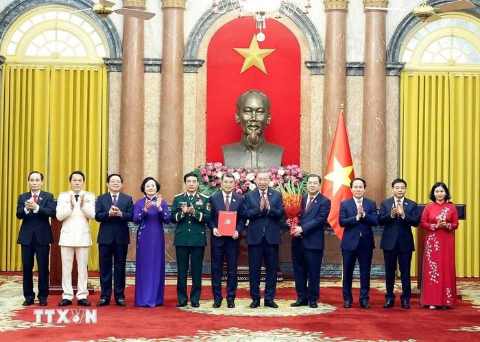  Tổng Bí thư, Chủ tịch nước Tô Lâm trao Quyết định của Bộ Chính trị chỉ định nhân sự của Đảng ủy Chính phủ nhiệm kỳ 2025-2030. Phó thủ tướng thường trực Pham Gia Túc là người cầm hoa. Ảnh: TTXVN. 
