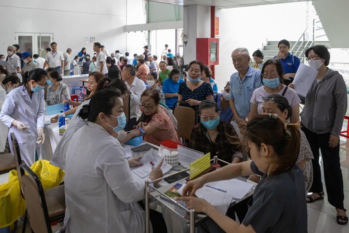  Người dân TP.HCM được khám miễn phí không phân biệt địa giới hành chính. Ảnh: Khương Nguyễn. 