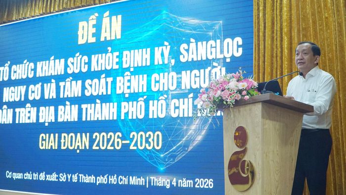  PGS.TS Nguyễn Anh Dũng báo cáo dự thảo đề án khám sức khỏe định kỳ cho người dân TP.HCM. Ảnh: Nguyễn Thuận. 