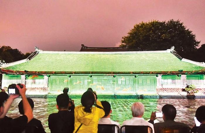 Tour đêm Văn Miếu ứng dụng chuyển đổi số thu hút nhiều du khách đến thưởng lãm. (Ảnh: Ban tổ chức)