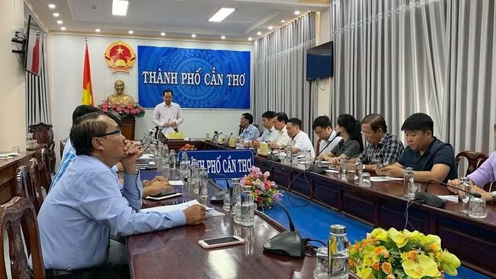 Lãnh đạo thành phố Cần Thơ làm việc với các doanh nghiệp về bình ổn thị trường xăng dầu.