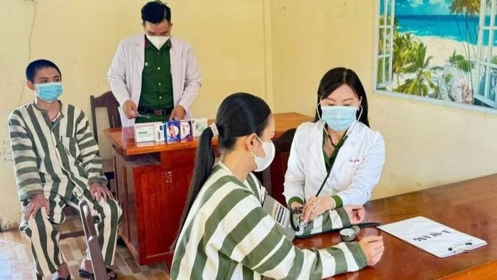 Can, phạm nhân tại các Trại tạm giam Công an tỉnh được thăm khám sức khỏe.