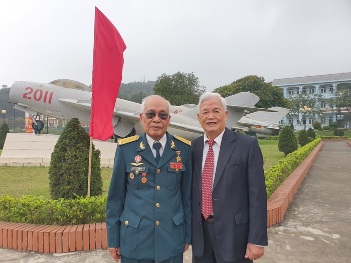 Anh hùng LLVT nhân dân Lê Thanh Đạo (bên phải) và Anh hùng LLVT nhân dân Lê Xuân Dỵ hội ngộ dịp kỷ niệm 55 năm Ngày truyền thống Sư đoàn 371, Quân chủng Phòng không - Không quân, tháng 3-2022. Ảnh: BÍCH TRANG